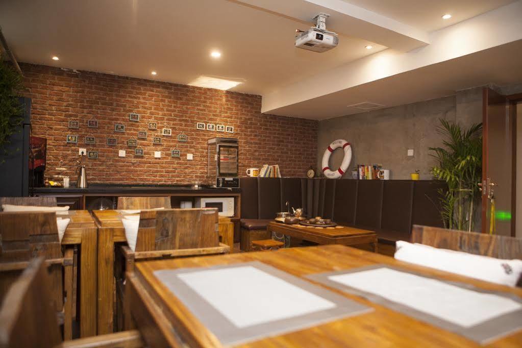 Nostalgia Hotel Beijing Guozijian Ghost Street - Near Beijing Lama Temple, Beihai Park, Jingshan Park, Drum Tower, Houhai Bar Street, Tian'Anmen Square, Located In Beijing Traditional Hutongs, 5 Minutes Away From Beixinqiao Metro Station Exterior photo